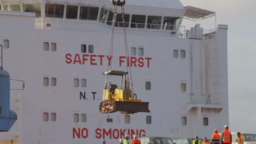 Descarga maquinaria pesada en puerto