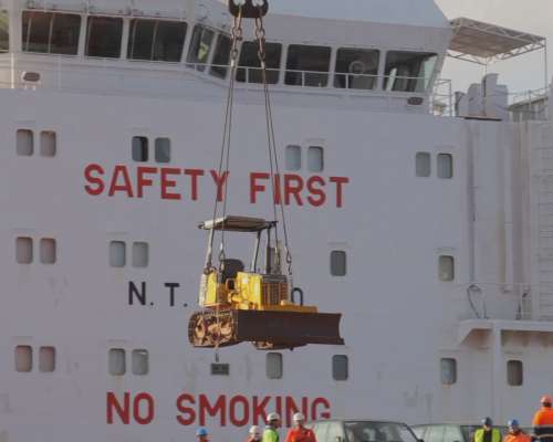 Descarga maquinaria pesada en puerto