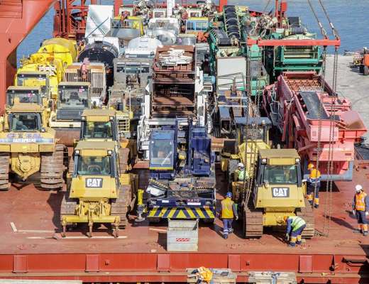 Descarga de maquinaria pesada en puerto Descarga de maquinaria pesada en puerto
