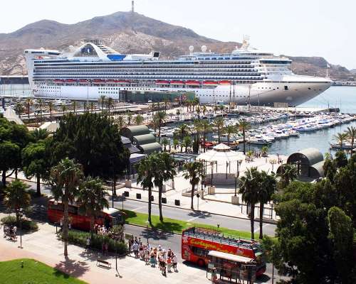 Crucero atracado en puerto de Cartagena
