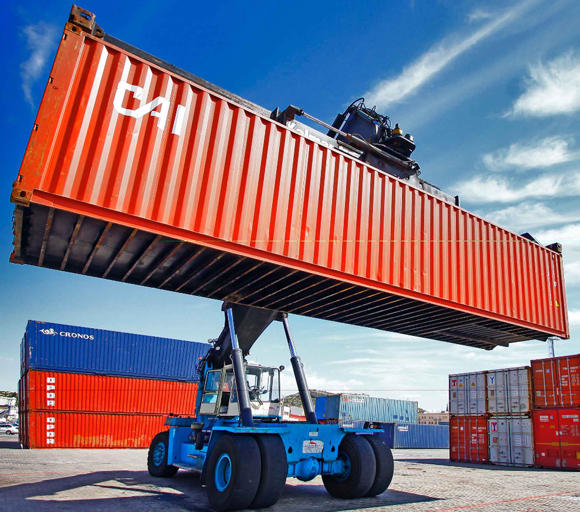 Maquinaria pesada descargando contenedores Maquinaria pesada descargando contenedores